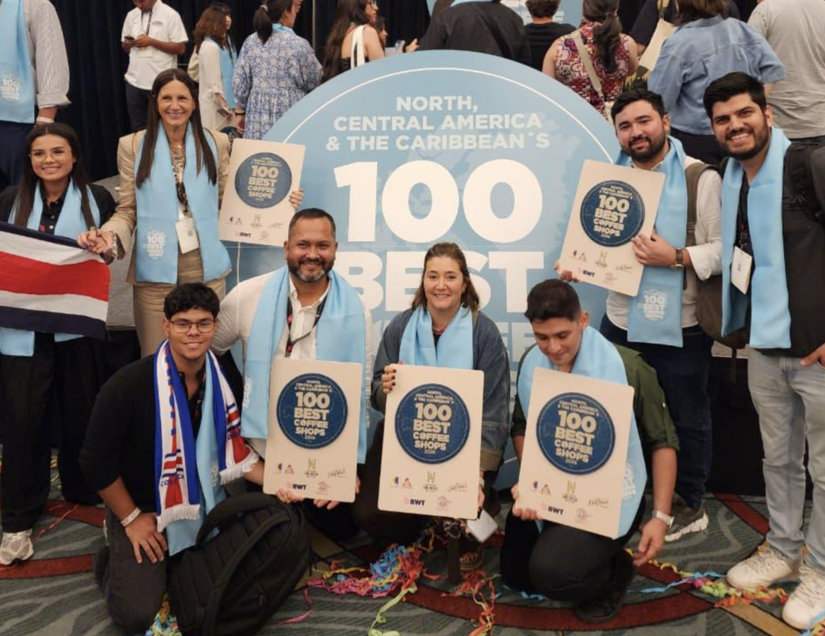 El equipo de Taste Pura Vida, cafetería situada en San Joaquí, celebra el ingresar al top 100 de Norteamérica, Centroamérica y Caribe.