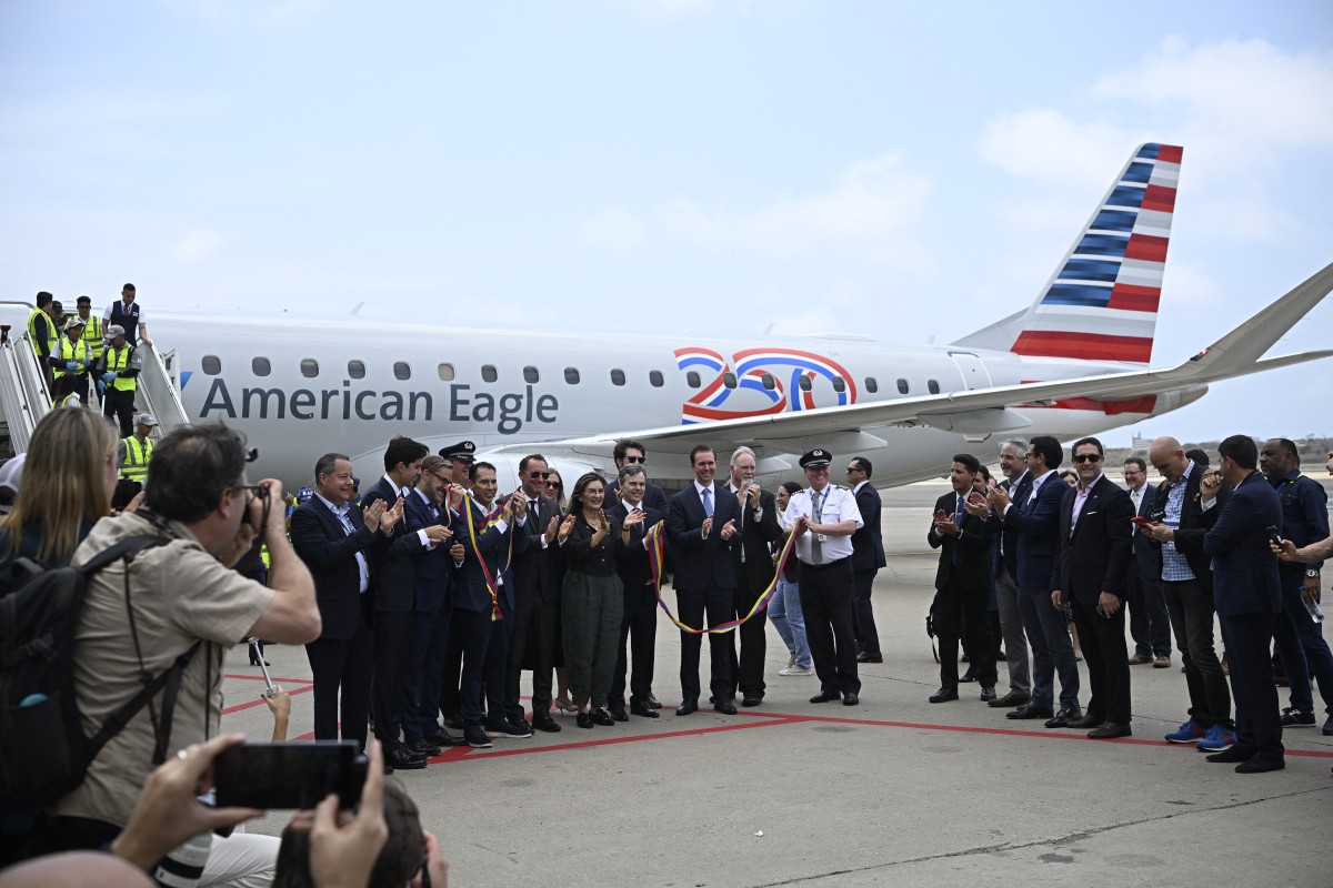 Llegada de avión de American Airlines a Caracas